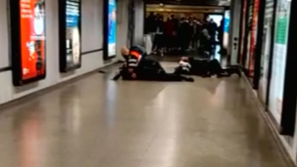 Dos viajeros agreden con especial violencia a dos vigilantes de seguridad del metro de Barcelona