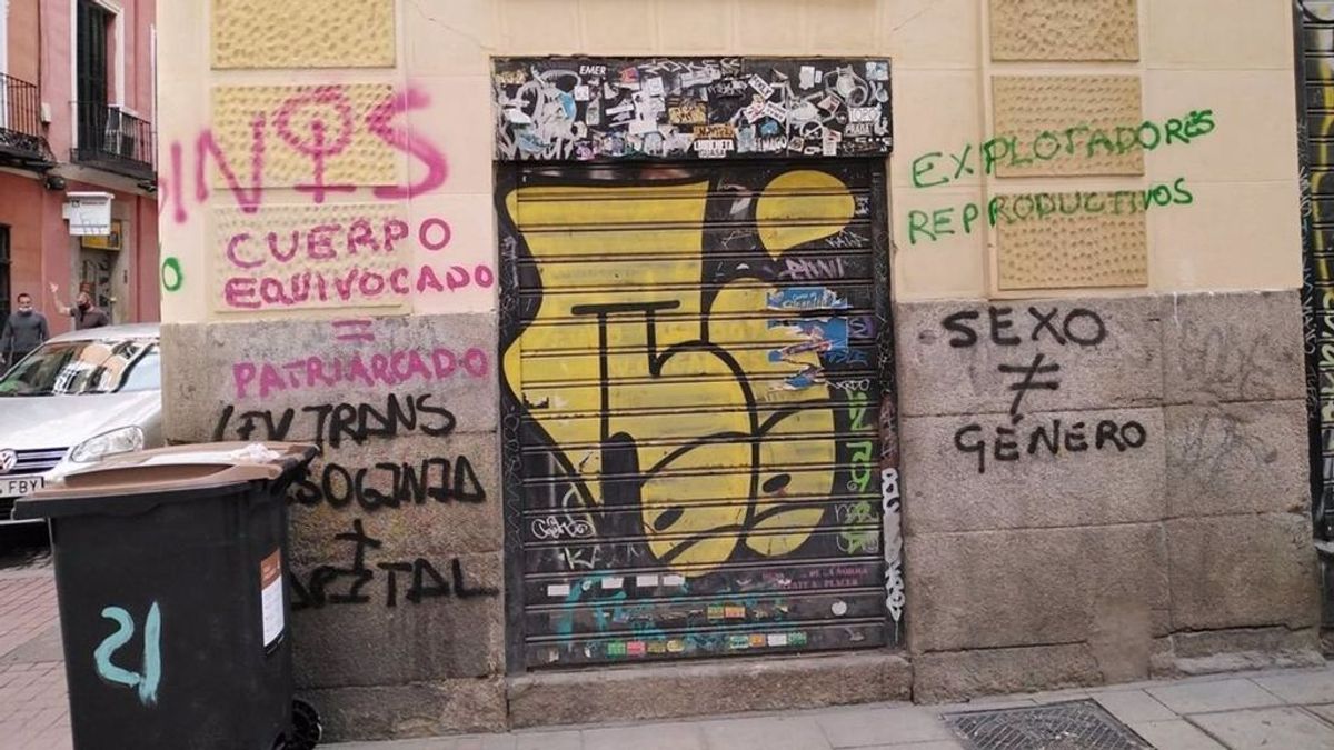 Amanece vandalizada la sede de COGAM con pintadas contra la Ley Trans: "Cuerpo equivocado = Patriarcado" Amanece vandalizada la sede de COGAM con pintadas contra la Ley Trans: "Cuerpo equivocado = Patriarcado"