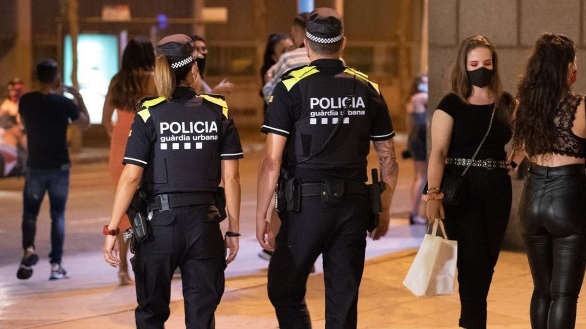 La Guardia Urbana desaloja a más de 500 personas en botellones de Barcelona La Guardia Urbana desaloja a más de 500 personas en botellones de Barcelona