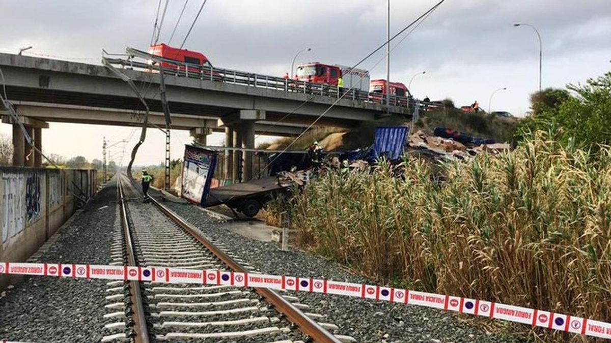 Muere el conductor de un camión tras salirse de la vía y caer a las vías del tren en Navarra