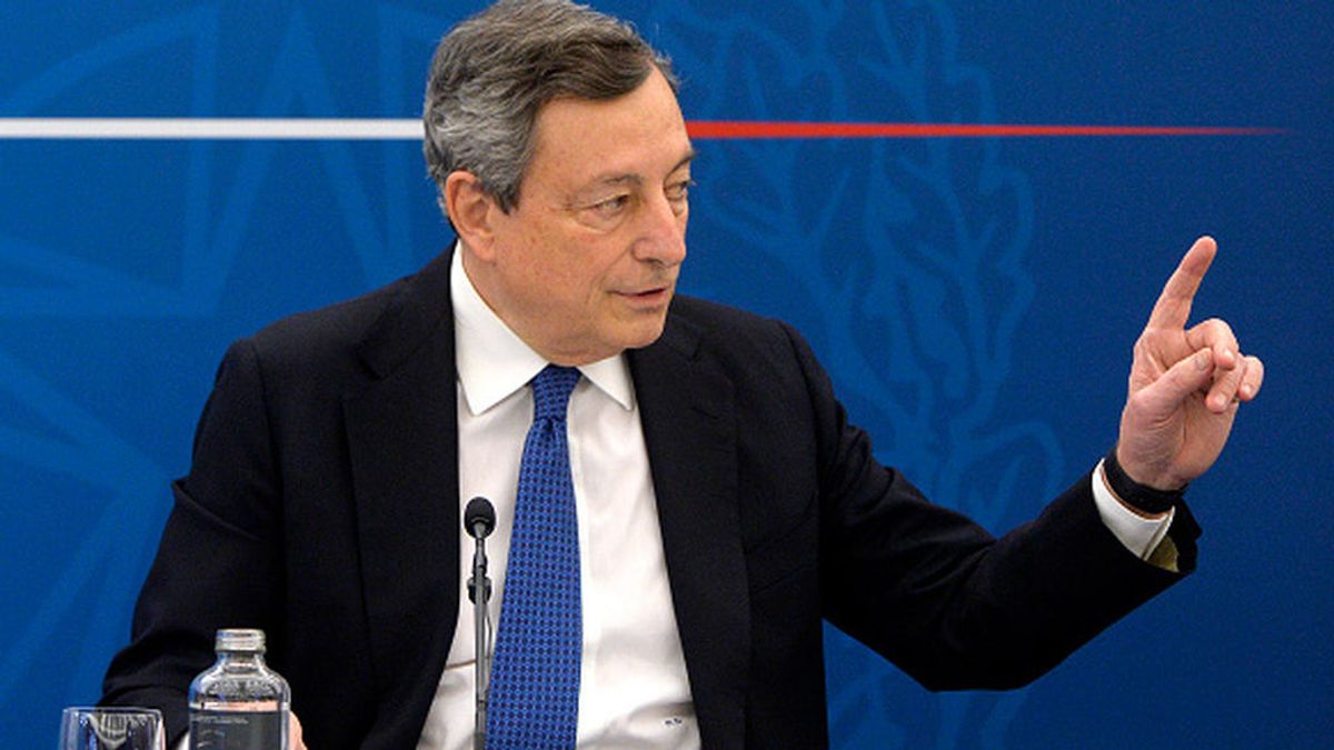 Draghi, el mago del BCE frente al lío de hacer política en Italia