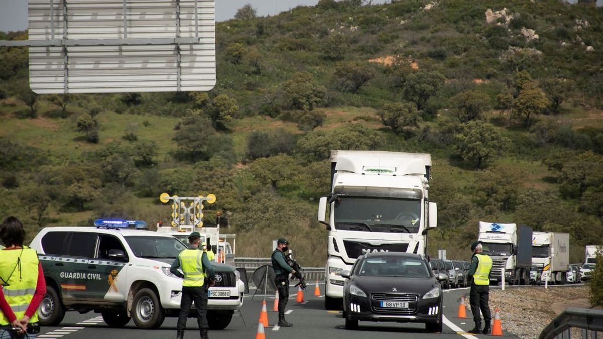 La Guardia Civil pone casi 1.600 multas en toda España este viernes por intentar saltarse el confinamiento La Guardia Civil pone casi 1.600 multas en toda España este viernes por intentar saltarse el confinamiento
