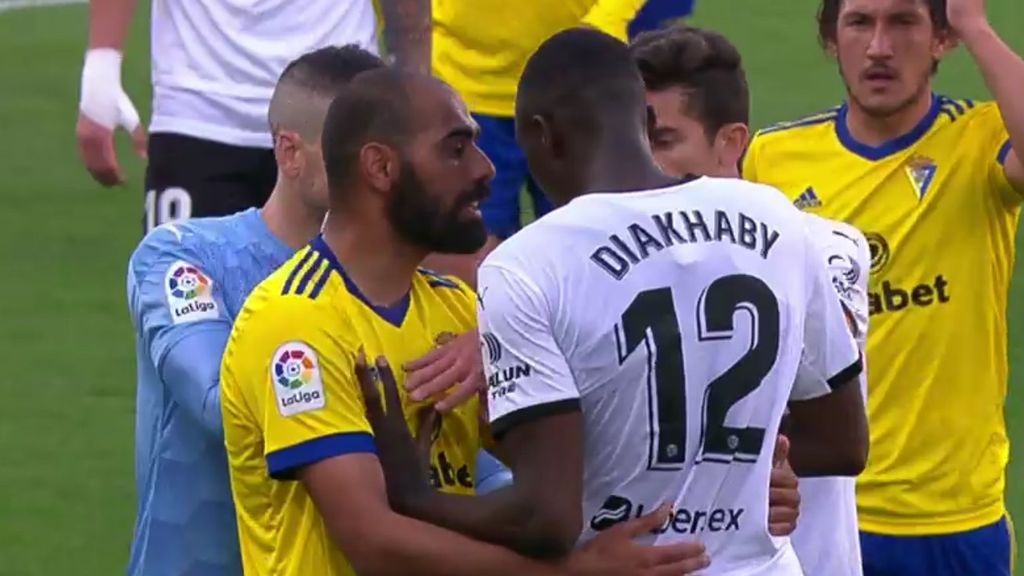 El Valencia vuelve al campo para terminar el partido ante el Cádiz: "El equipo decide volver para luchar por el escudo pero firme en la condena al racismo"