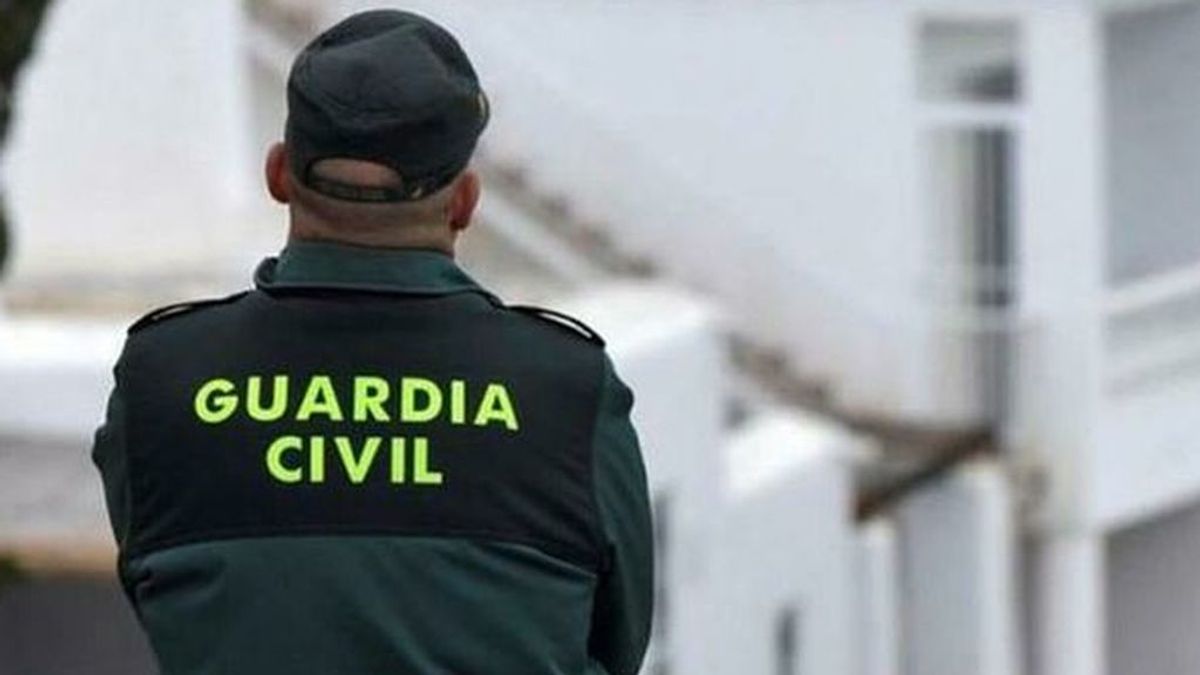 Detienen en Huelva a un hombre por amenazar e intentar agredir con una espada y un cuchillo a vecinos y policías