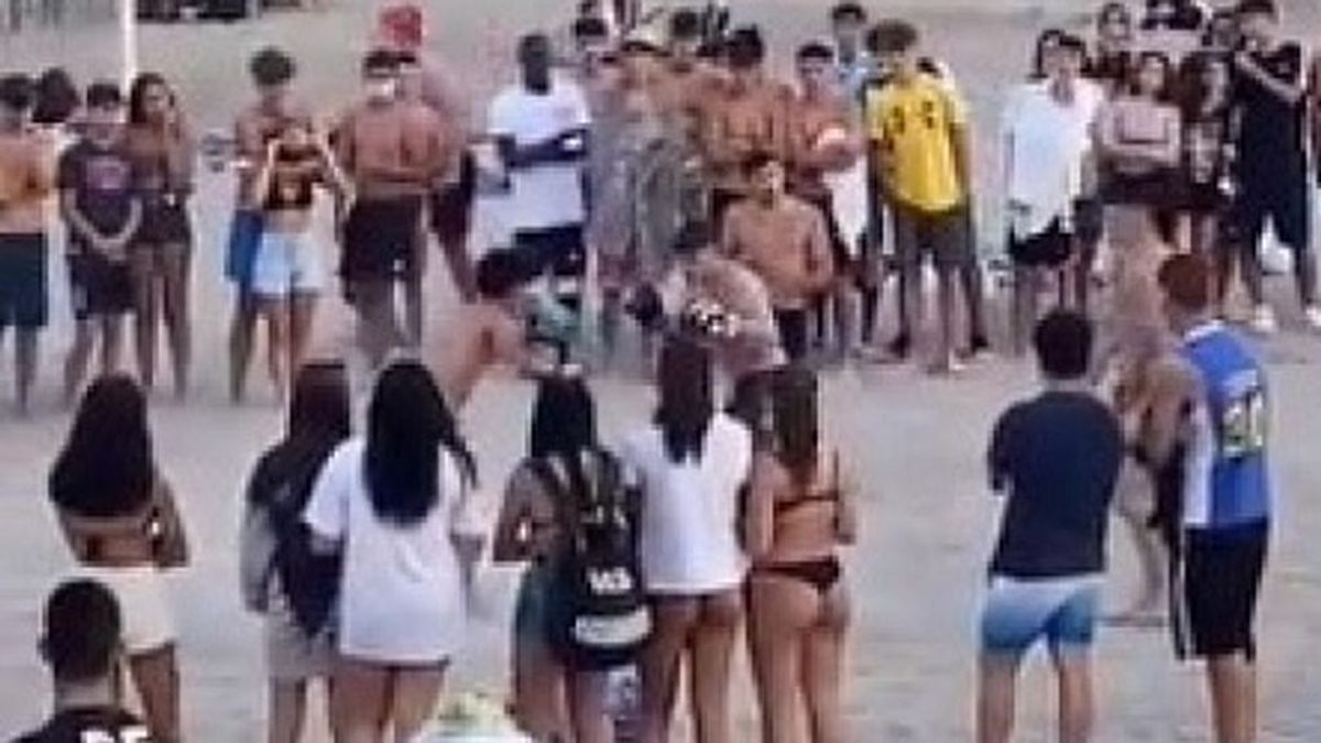 Un grupo de jóvenes protagoniza una pelea con guantes de boxeo en una playa de Adeje