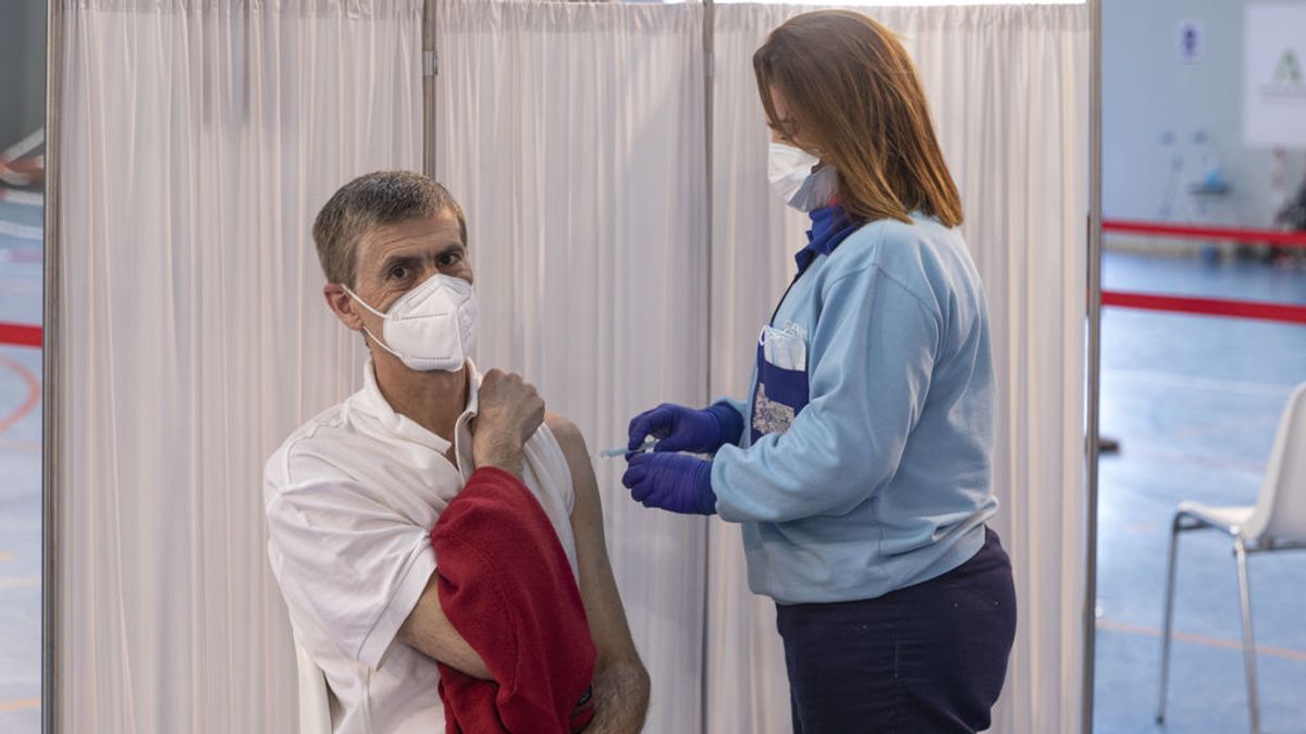 Andalucía administra 11.000 dosis en las últimas 24 horas, el 92,16% de las recibidas Andalucía administra 11.000 dosis en las últimas 24 horas, el 92,16% de las recibidas