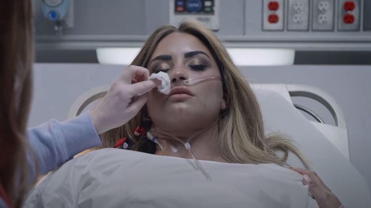 Demi Lovato recrea la sobredosis que casi acaba con su vida en su último videoclip