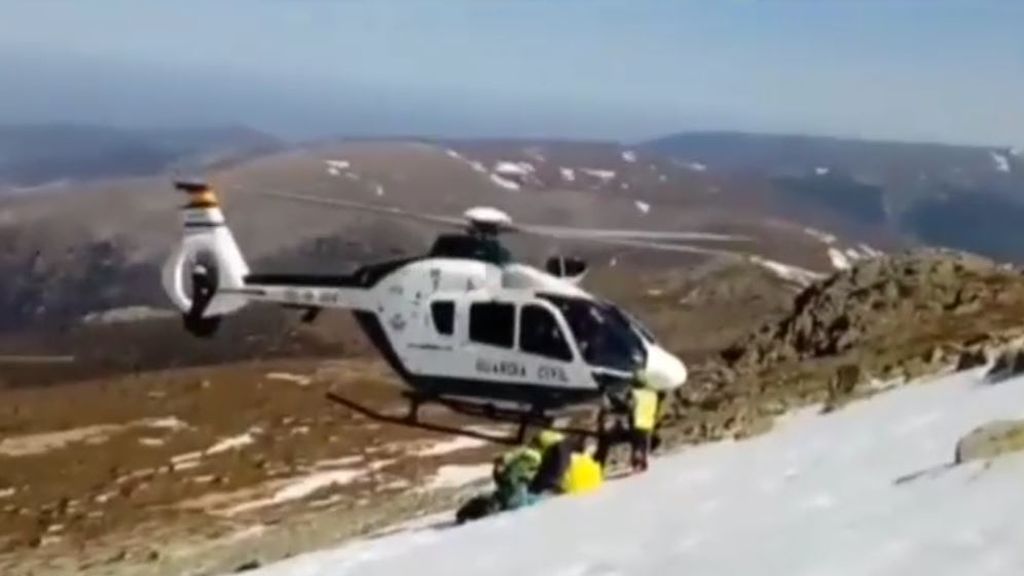 Arriesgado rescate en helicóptero de un montañero herido en la sierra de Peñalara