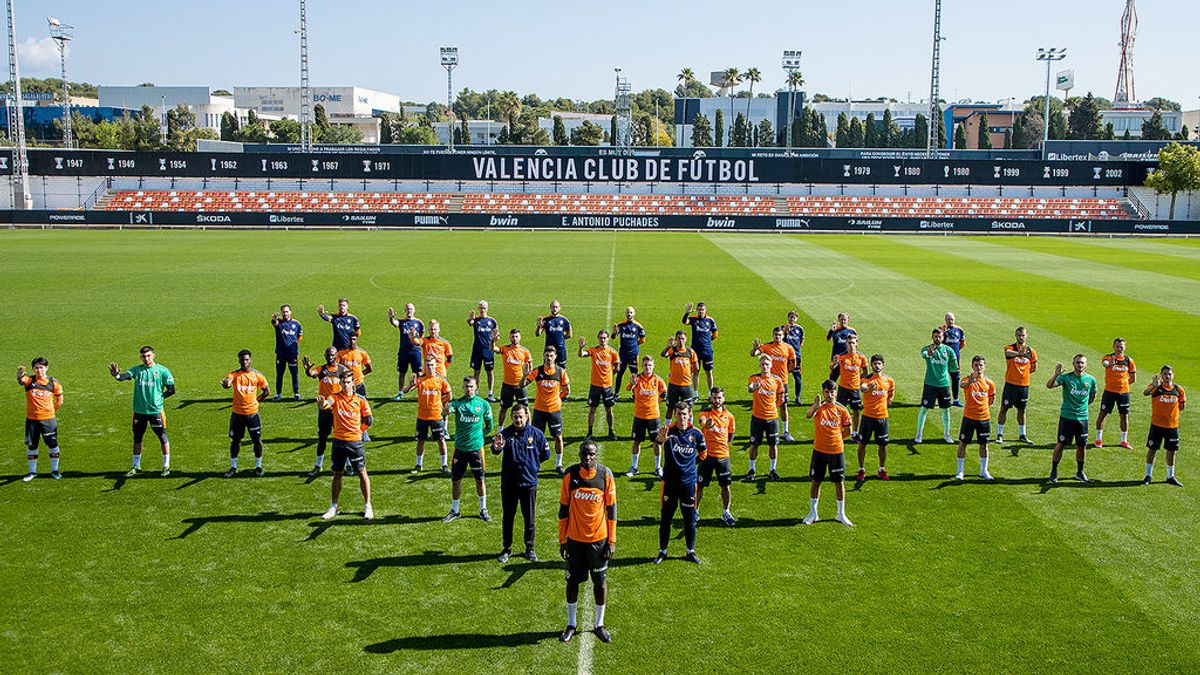 La plantilla y la directiva del Valencia C.F. muestran su apoyo Diakhaby: “Lucharemos para esclarecer lo sucedido” La plantilla y la directiva del Valencia C.F. muestran su apoyo Diakhaby: “Lucharemos para esclarecer lo sucedido”