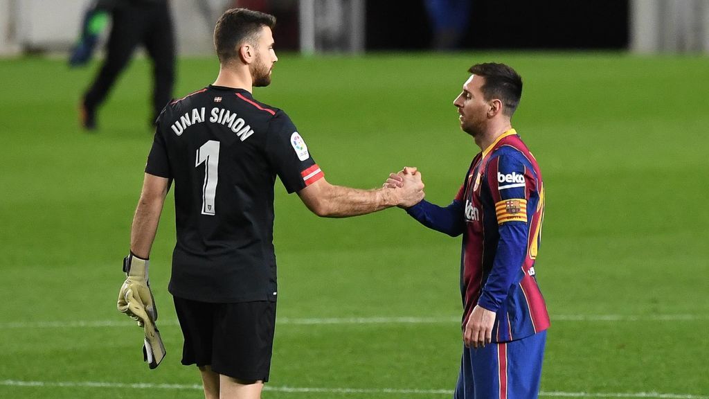Unai Simón y Leo Messi, tras un Barcelona - Athletic.