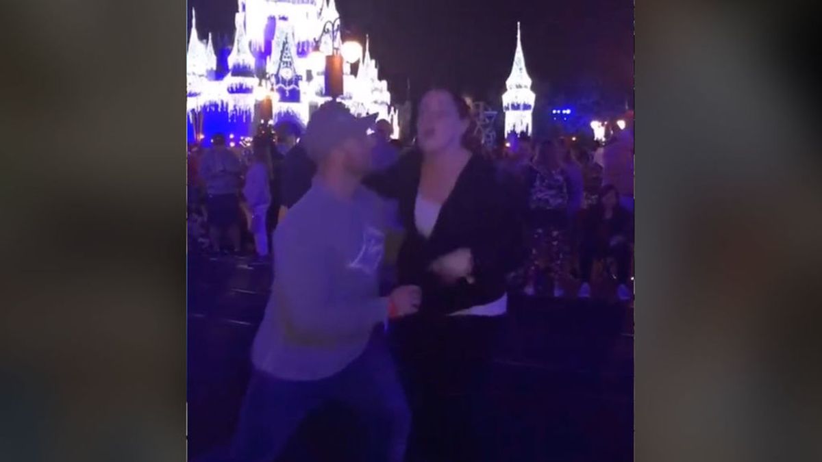 Le intenta pedir matrimonio en repetidas ocasiones en Disney World y ella solo quiere escapar