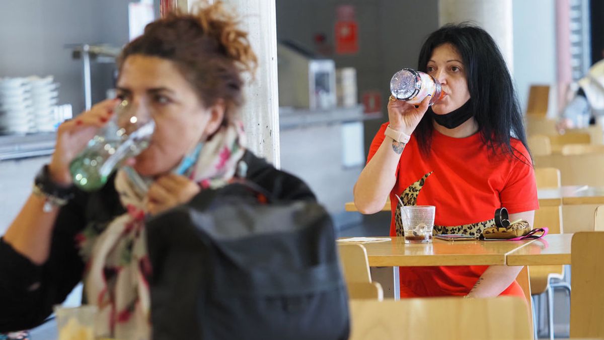 Nueve comunidades superan la incidencia recomendada por Sanidad para cerrar el interior de bares Nueve comunidades superan la incidencia recomendada por Sanidad para cerrar el interior de bares