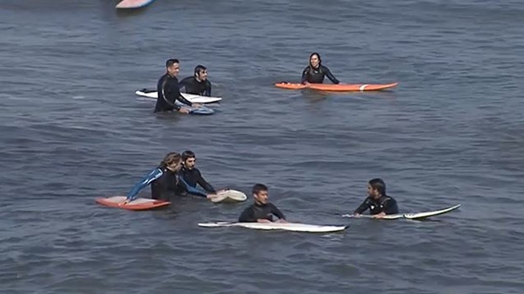 Los surfistas se federan y eluden las restricciones para practicar deporte en las playas españolas