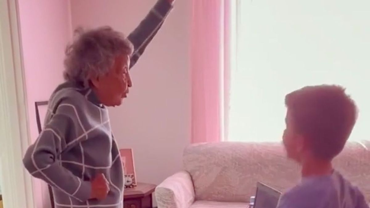 Bailando con 102 años: Julia o cómo hacer la clase de educación física con tu bisnieto tras ser vacunada