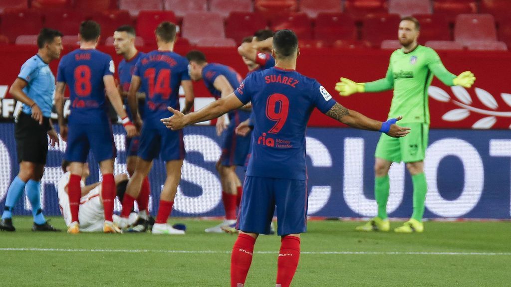 Luis Suárez protesta durante el partido en el Pizjuán.