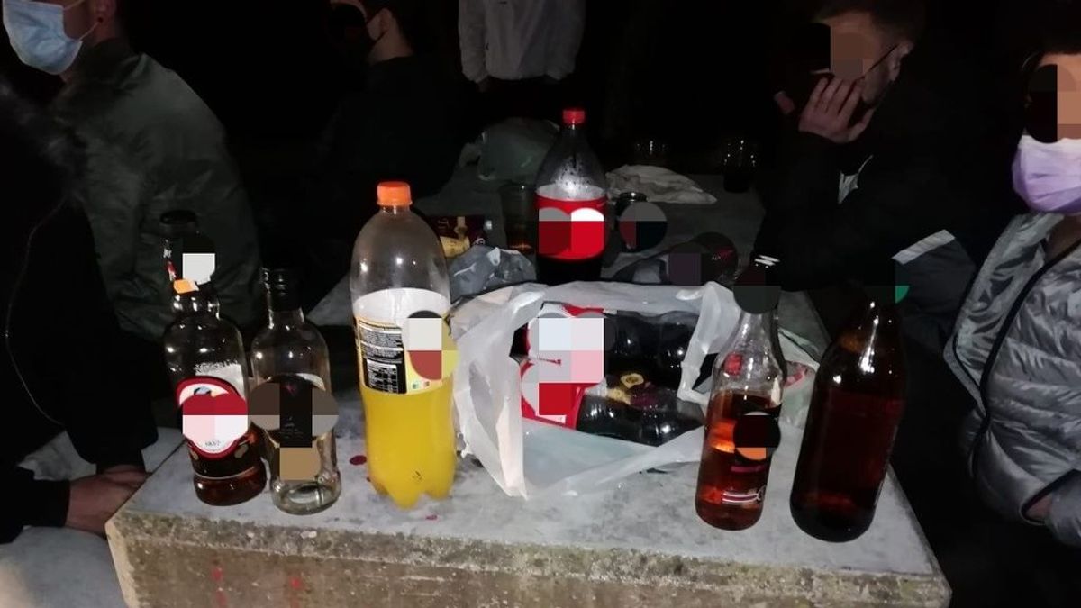 Disuelto un botellon de madrugada y con medio centenar de personas sin mascarillas en Sevilla Disuelto un botellon de madrugada y con medio centenar de personas sin mascarillas en Sevilla
