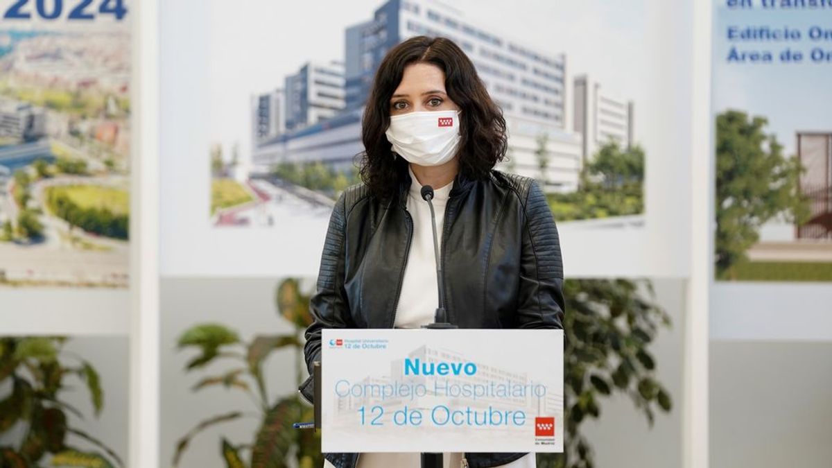 Dos mujeres reprenden a Isabel Díaz Ayuso su gestión en la pandemia en plena calle: "Llevo 15 días desatendida"