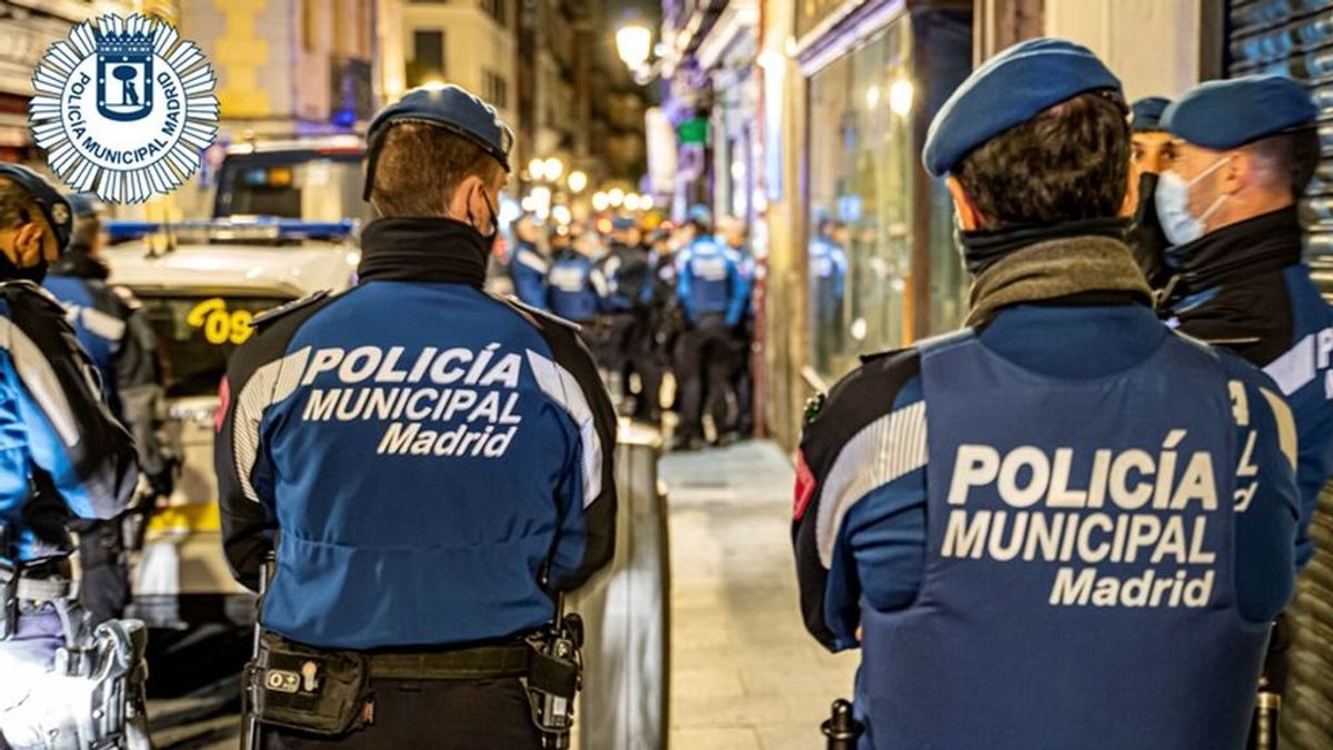 Una fiesta ilegal acaba con dos policías heridos y cinco detenidos en Madrid Una fiesta ilegal acaba con dos policías heridos y cinco detenidos en Madrid