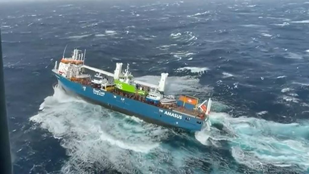 Rescatan en helicóptero a 12 tripulantes de un barco en pleno Mar del Norte: el buque se quedó sin motores