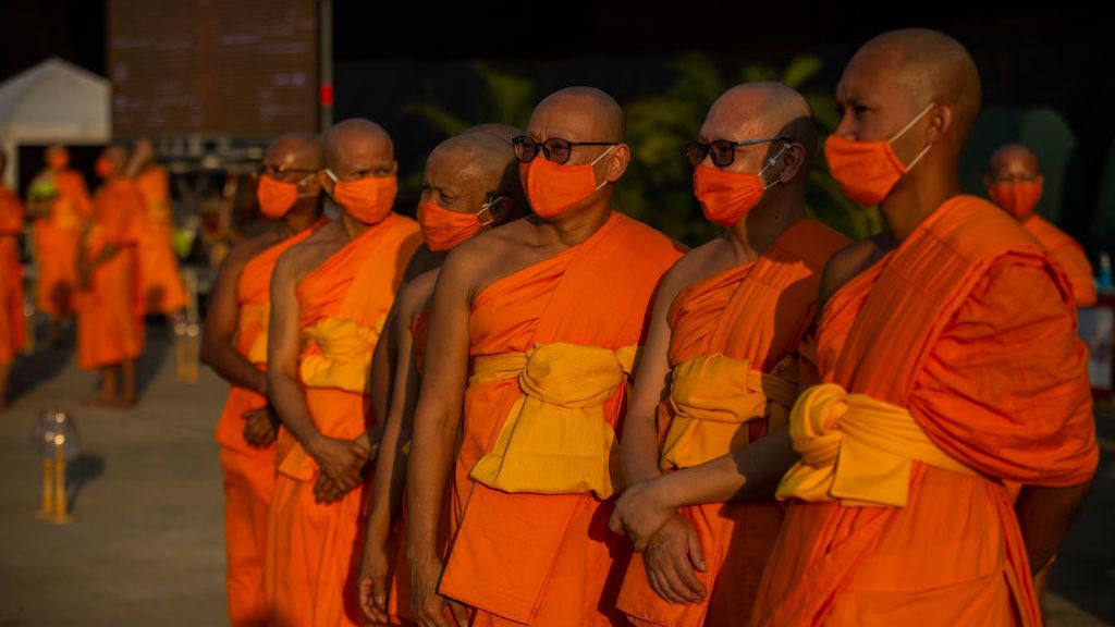 Un grupo de monjes budistas en Bangkok