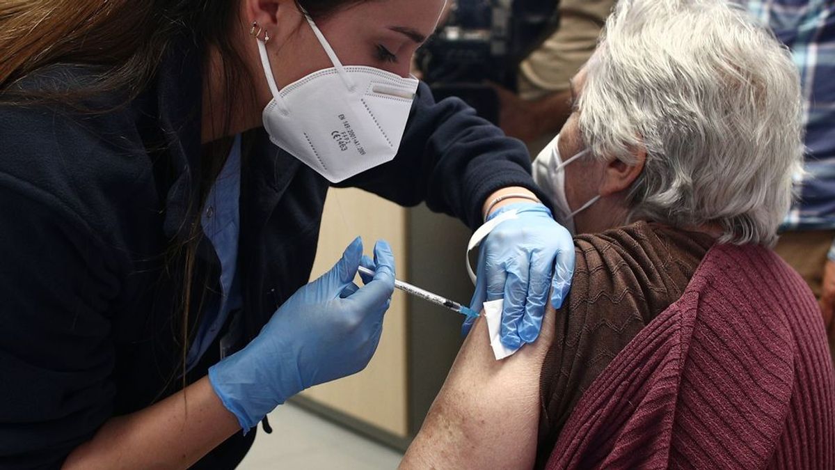 El ‘efecto vacuna’ desploma la mortalidad entre los mayores de 80 años a la mitad El ‘efecto vacuna’ desploma la mortalidad entre los mayores de 80 años a la mitad