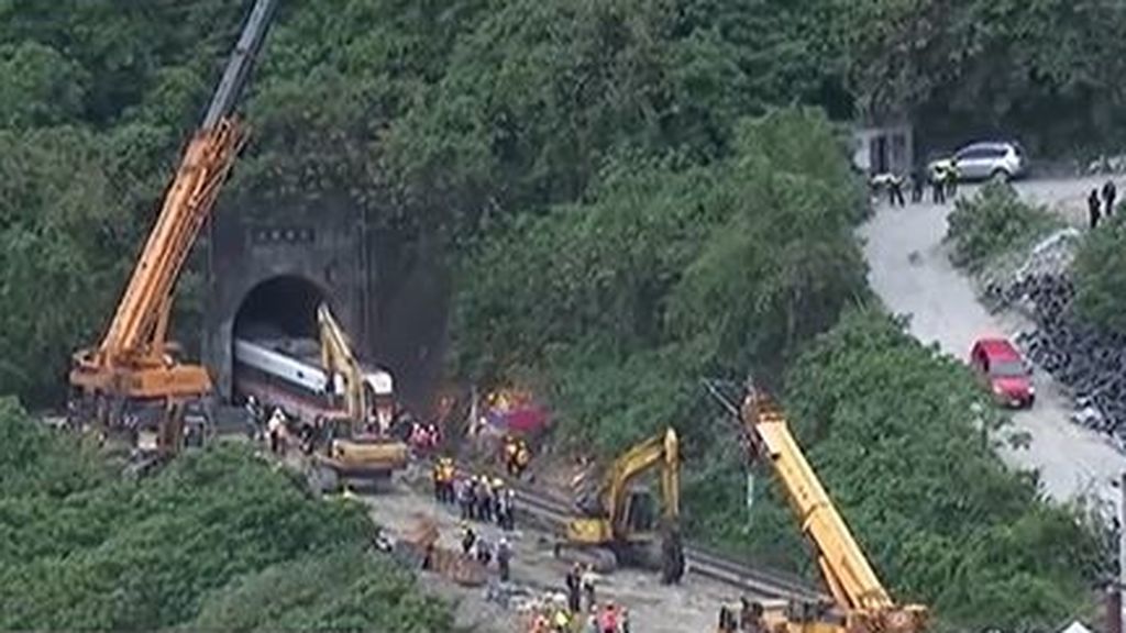 Salen a la luz las impactantes imágenes del accidente de tren de Taiwán: dejó 50 muertos y más de 140 heridos tras descarrilar