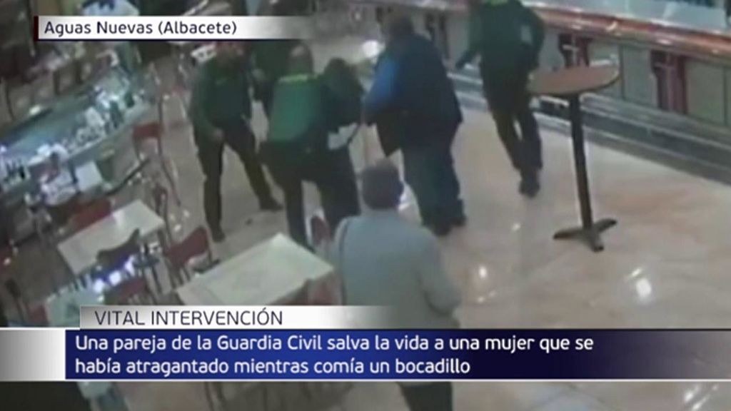 Efectivos de la Guardia Civil salvan la vida a una señora que se atragantó comiendo un bocadillo en Albacete