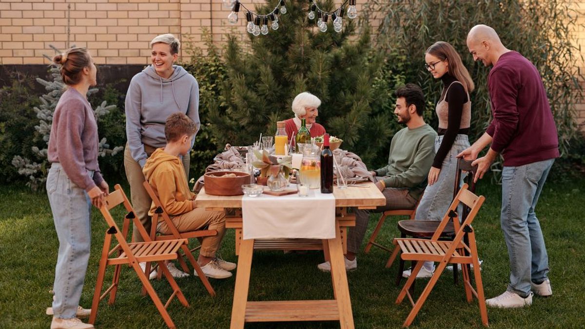 Comer en familia reduce la obesidad y favorece la salud en los adolescentes Comer en familia reduce la obesidad y favorece la salud en los adolescentes