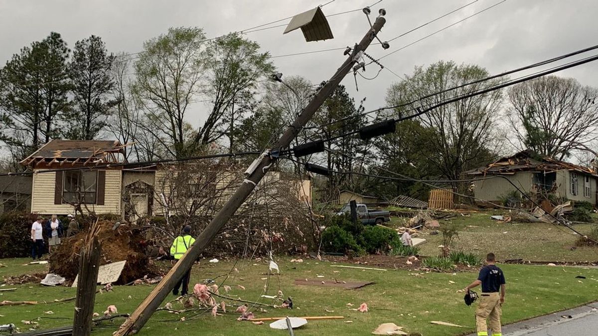 Un 'hombre del tiempo' alerta del riesgo de tornado y descubre en directo que ha arrasado su casa