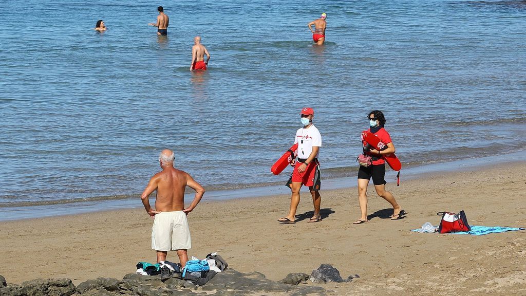 Sanidad propondrá cambiar otra vez la ley y que la mascarilla en la playa solo sea obligatoria si no hay distancia Sanidad propondrá cambiar otra vez la ley y que la mascarilla en la playa solo sea obligatoria si no hay distancia