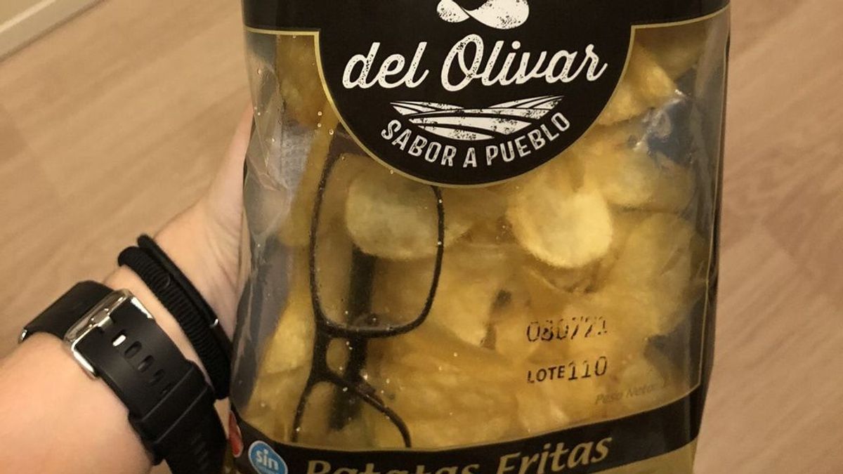 Bolsa de patatas con gafas dentro