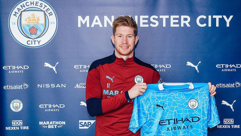 De Bruyne posa con la camiseta del Manchester City.