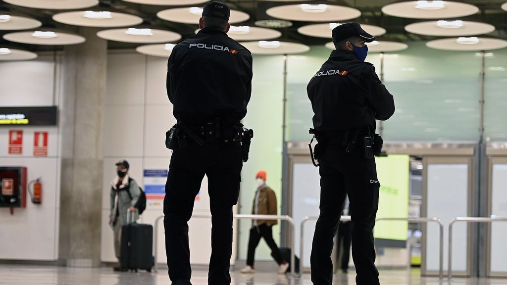 Dos policías nacionales vigilan la terminal en el aeropuerto de Madrid