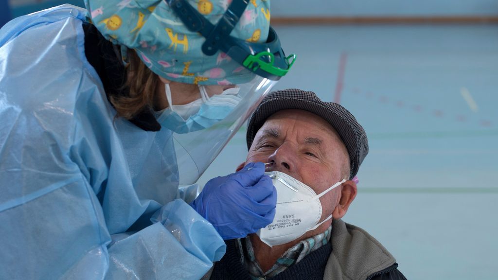 Los muertos por coronavirus en España siguen al alza con 126 y los hospitalizados bajan a 9.412 Los muertos por coronavirus en España siguen al alza con 126 y los hospitalizados bajan a 9.412