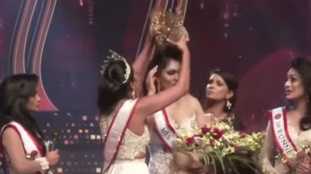 Una modelo le arranca la corona de ganadora a Miss Siri Lanka señalándola por estar divorciada
