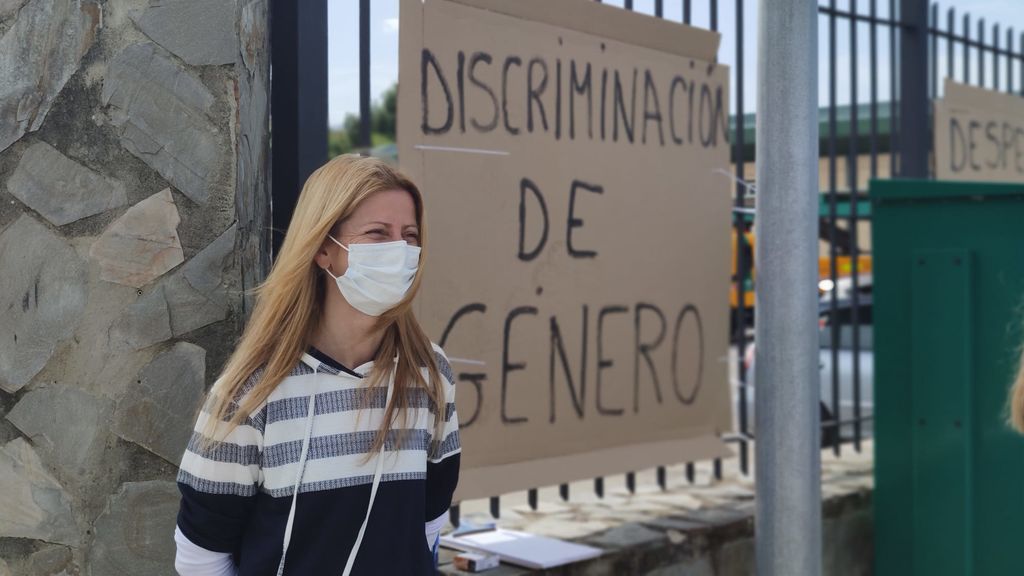 Los trabajadores de Conservación de Carreteras de Cádiz en huelga por una compañera: "Si fuera hombre, seguiría contratado" Los trabajadores de Conservación de Carreteras de Cádiz en huelga por una compañera: "Si fuera hombre, seguiría contratado"