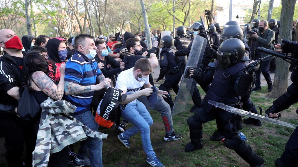 La Policía detiene a varias personas durante el arranque de campaña de VOX en Vallecas