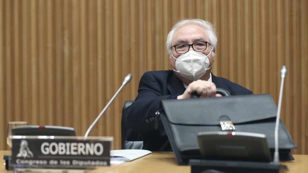 Manuel Castells, tercer ministro del gobierno en vacunarse Manuel Castells, tercer ministro del gobierno en vacunarse