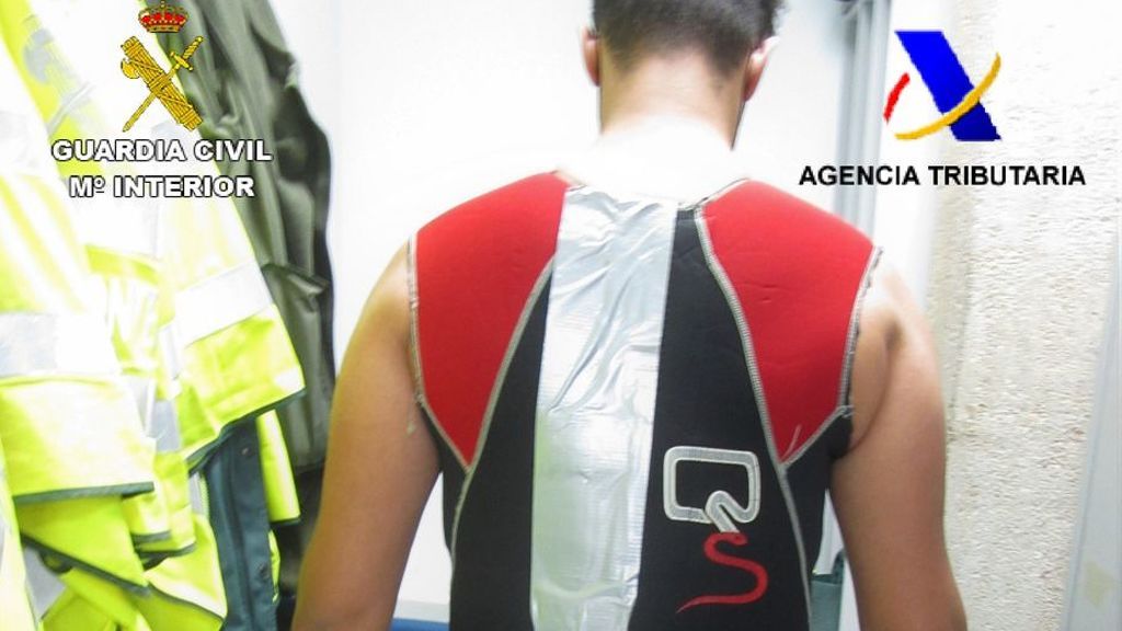 Detenido con más de cinco kilos de hachís escondidos bajo un traje de neopreno en el aeropuerto de Melilla Detenido con más de cinco kilos de hachís escondidos bajo un traje de neopreno en el aeropuerto de Melilla