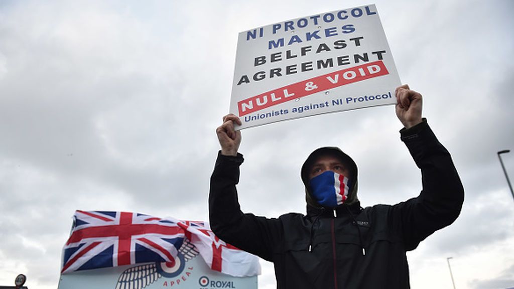 El parlamento norirlandés se reúne de urgencia tras siete noches de disturbios lealistas El parlamento norirlandés se reúne de urgencia tras siete noches de disturbios lealistas