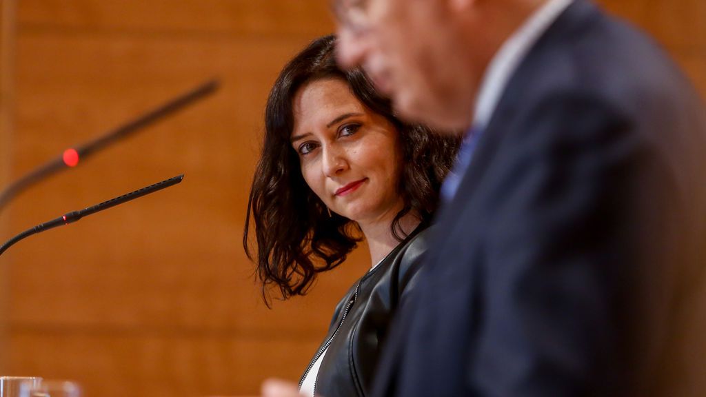 Ayuso usa las vacunas para buscar el cuerpo a cuerpo con Sánchez: “O miente u oculta datos” Ayuso usa las vacunas para buscar el cuerpo a cuerpo con Sánchez: “O miente u oculta datos”