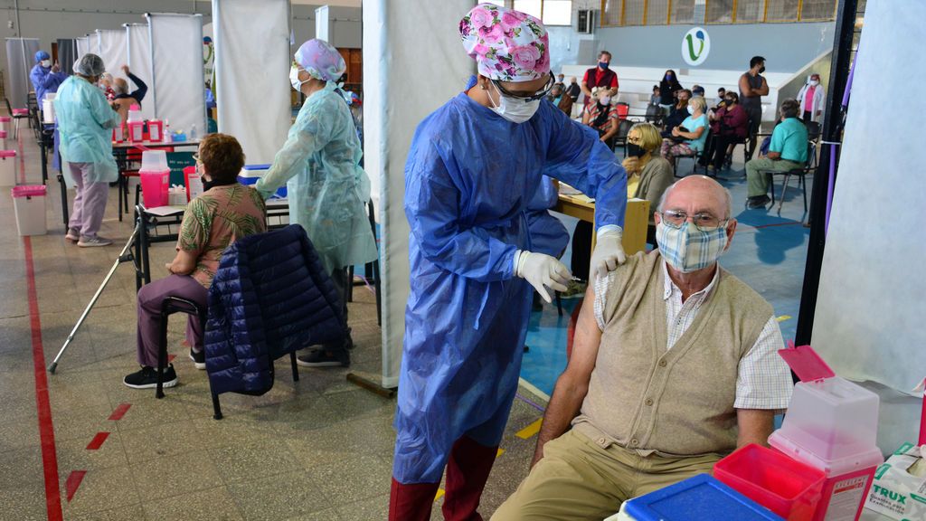 Brasil bate récord de fallecimientos diarios por coronavirus y Argentina el de contagios Brasil bate récord de fallecimientos diarios por coronavirus y Argentina el de contagios