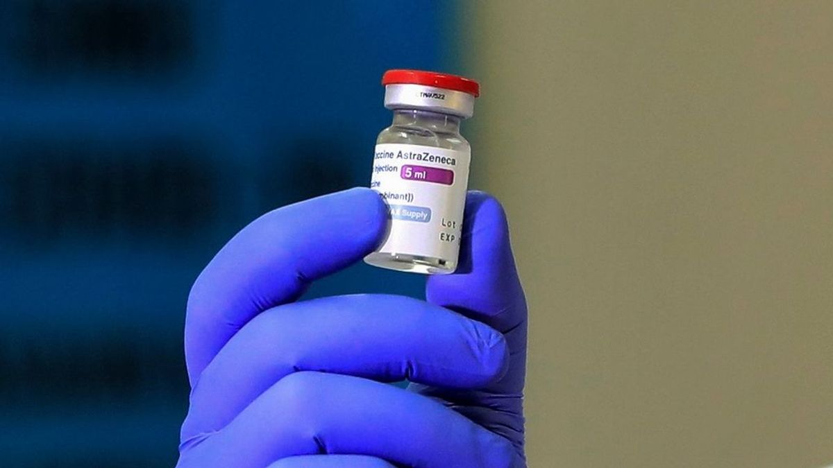 Los menores de 30 años no deben ponerse la vacuna AstraZeneca, dice el regulador del Reino Unido