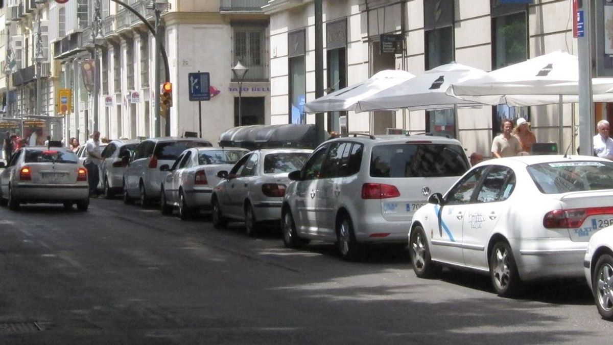 Agreden a un taxista en Málaga por no dejar subir a unos clientes con bebidas: "Negro, te mato" Agreden a un taxista en Málaga por no dejar subir a unos clientes con bebidas: "Negro, te mato"