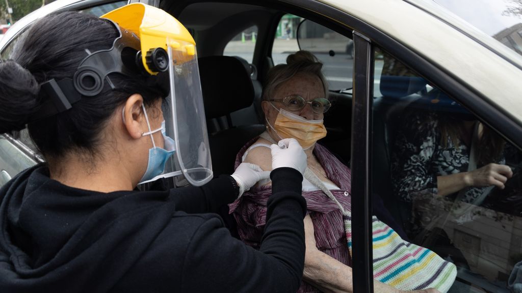 La tasa de contagios sigue subiendo en Chile pese al avance de la vacunación La tasa de contagios sigue subiendo en Chile pese al avance de la vacunación