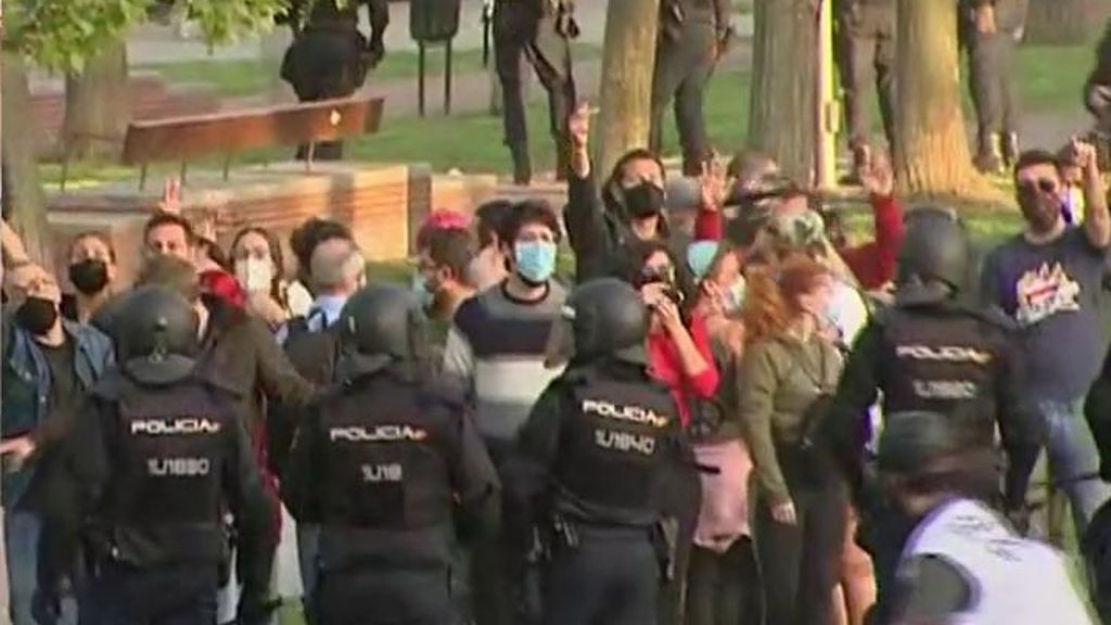 Lanzamiento de piedras, heridos, cargas policiales y detenciones en el acto de Vox en Vallecas