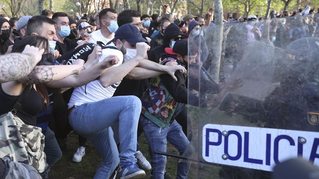 Manifestantes frente a la Policía durante las cargas en la Plaza Roja de Vallecas