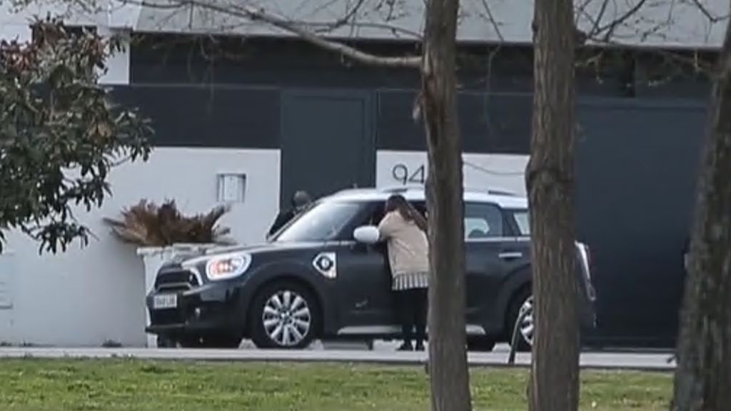 David Bustamante y Paula Echevarría charlan a las puertas de la casa de la actriz