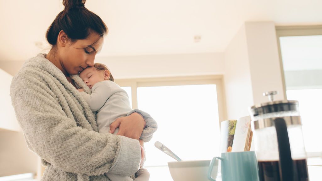 ¿Por qué los bebes dejan de llorar cuando nos ponemos en pie y los acunamos? Esta es la explicación de por qué se calman con el movimiento.