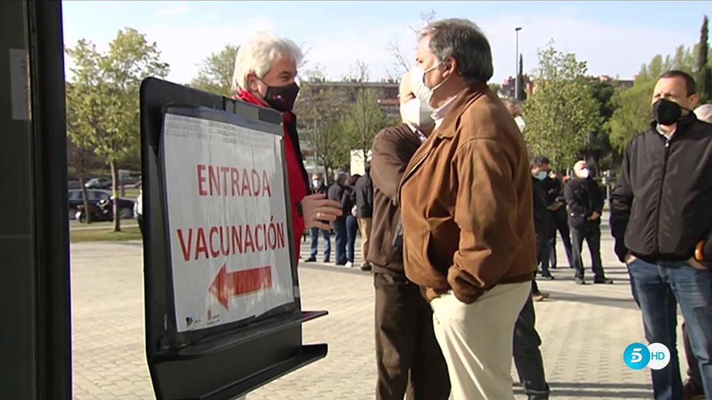 Sin miedo en Valladolid: colas para vacunarse con AstraZeneca